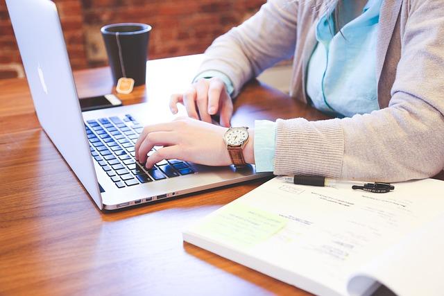 Jak předejít špatnému influencer marketingu? Praktické rady 5 Jak monitorovat výkon influencerů a optimalizovat spolupráci